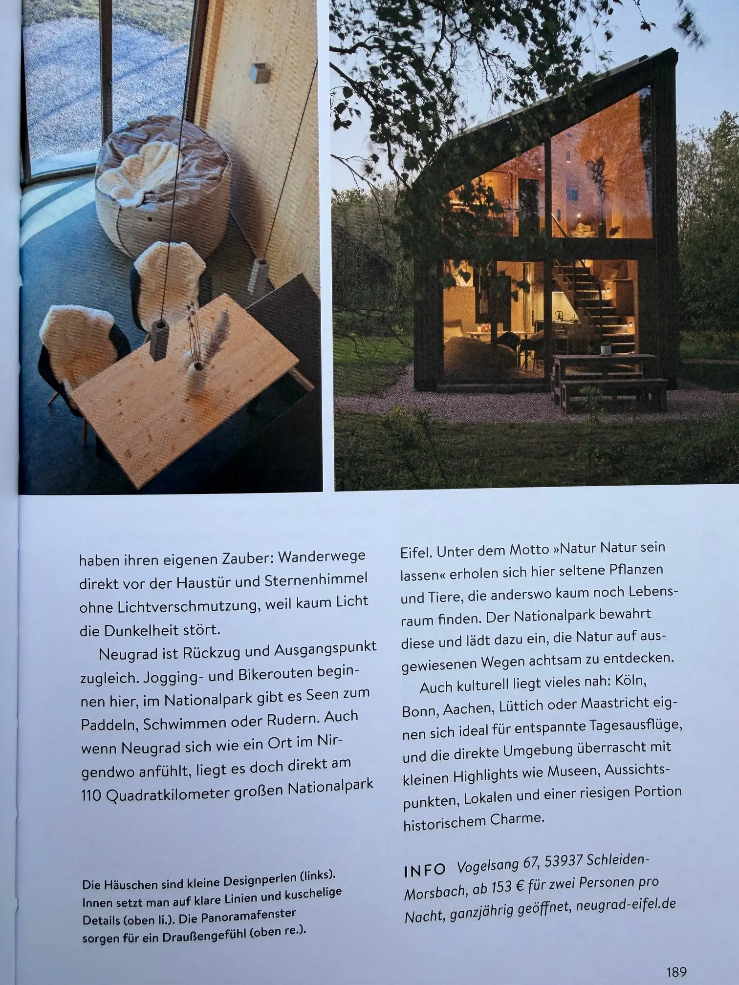 Buchseite mit Innenaufnahme einer gemütlichen Cabin des Neugrad Eifel, einer beleuchteten Cabin bei Nacht sowie den Reiseinfos: Adresse Vogelsang 67, 53937 Schleiden-Morsbach, ab 153 € pro Nacht