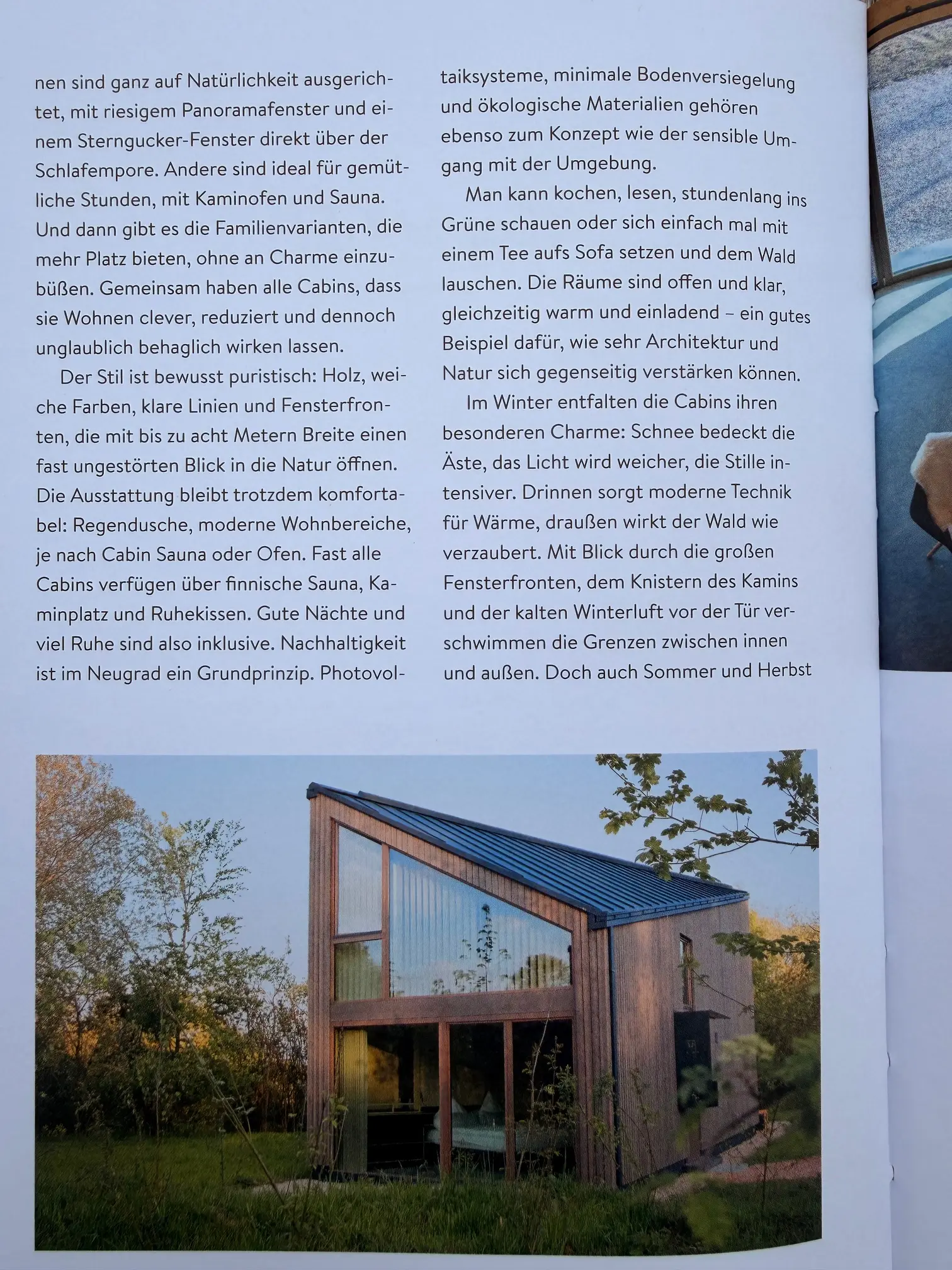 Buchseite mit Beschreibung der Cabin-Ausstattung und Nachhaltigkeit beim Neugrad Eifel, darunter ein Außenfoto einer Holzcabin mit großen Fensterfronten im Abendlicht