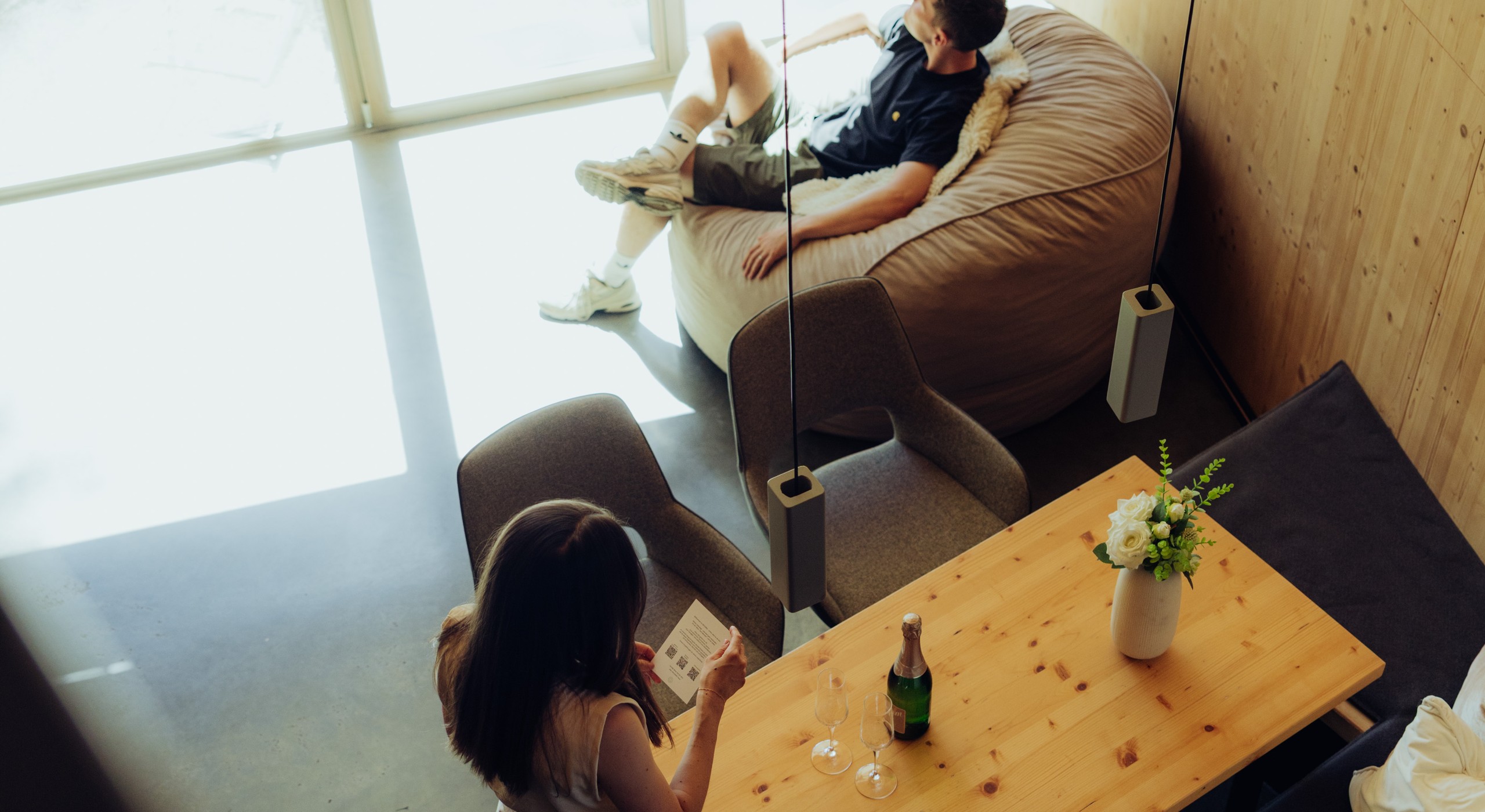 Gäste lesen das Willkommensschreiben des Neugrad Gästeclubs in der Cabin